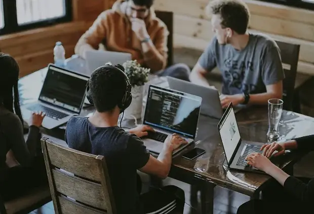Frantic Infotech mobile app developers working in the Noida office